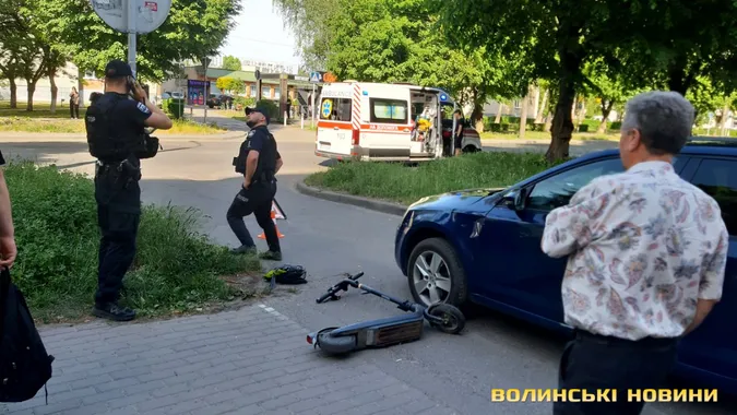У Луцьку дитина на швидкості протаранила автівку на самокаті (фото)