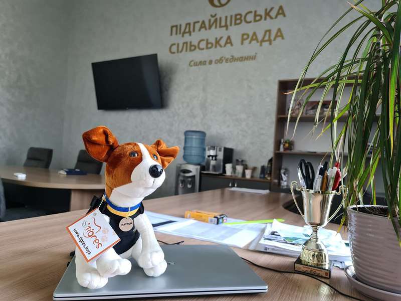 Підгайцівська громада передала посилку псові Патрону (фото)