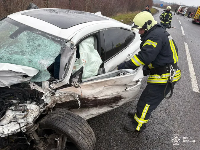 У Володимирі – моторошна аварія, людей витягали з покручених авто (фото)