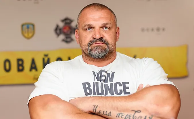 Відомий богатир танцював під вікнами спортзалу на Волині: що коїться (відео)