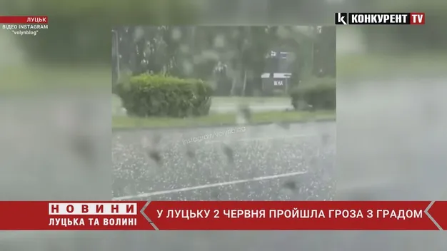 У Луцьку злива і град: вода залила вулиці (відео)