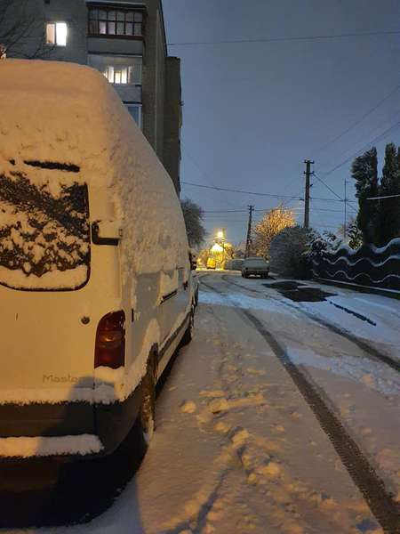 Лучан просять не паркувати автівки на узбіччі: снігоочисна техніка не проїде (фото)