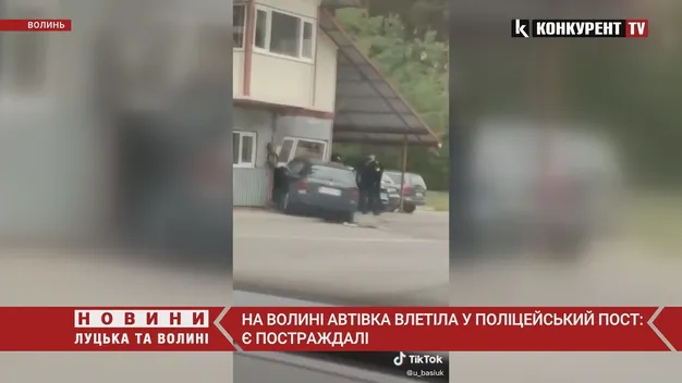 Двоє потерпілих: на Волині авто протаранило блокпост (відео)