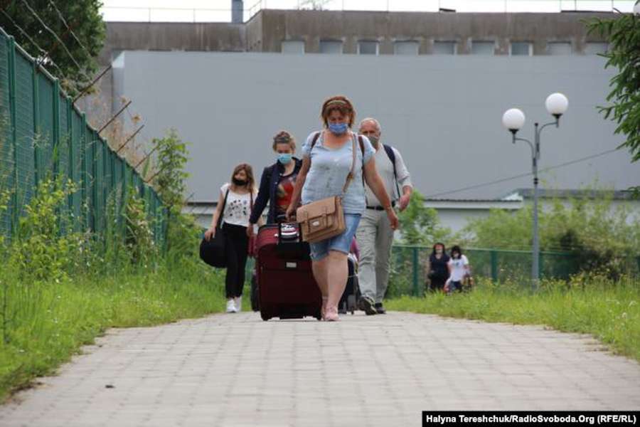 Українці вистоюють по 7-9 годин у черзі на кордоні із Польщею