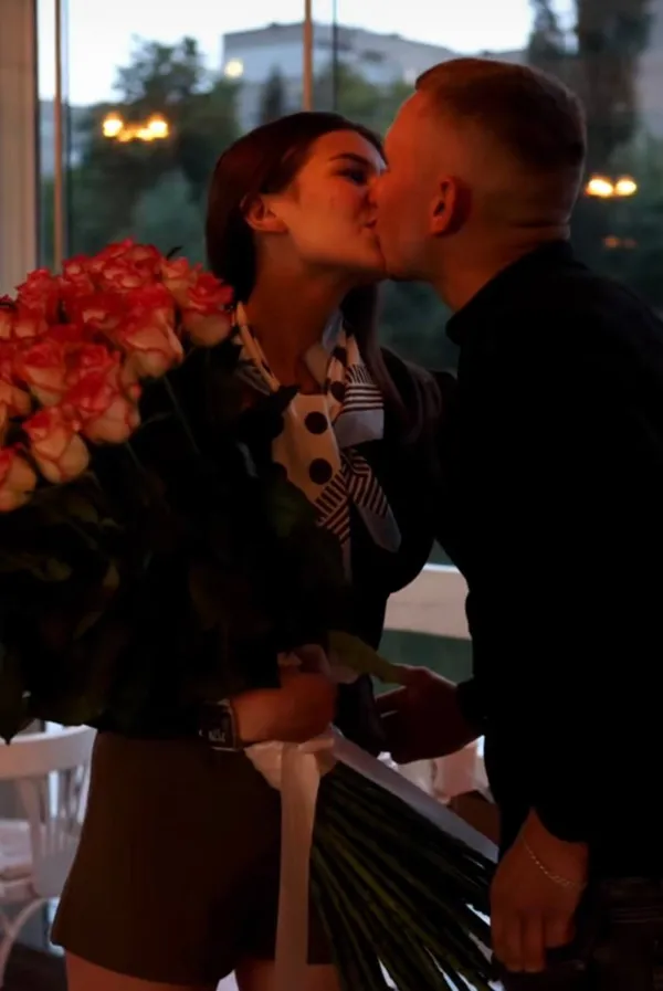 «Вона сказала «так!»: мережу розчулила пропозиція руки та серця, яку зробили в луцькій кав'ярні (відео)