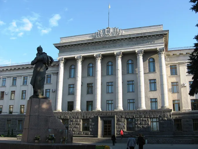 Волинський університет хотів купити меблі за мільйон у фірми-змовника