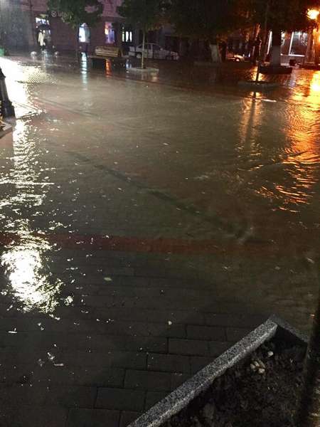 Наремонтували: короткочасна злива затопила центральну вулицю Луцька (фото)