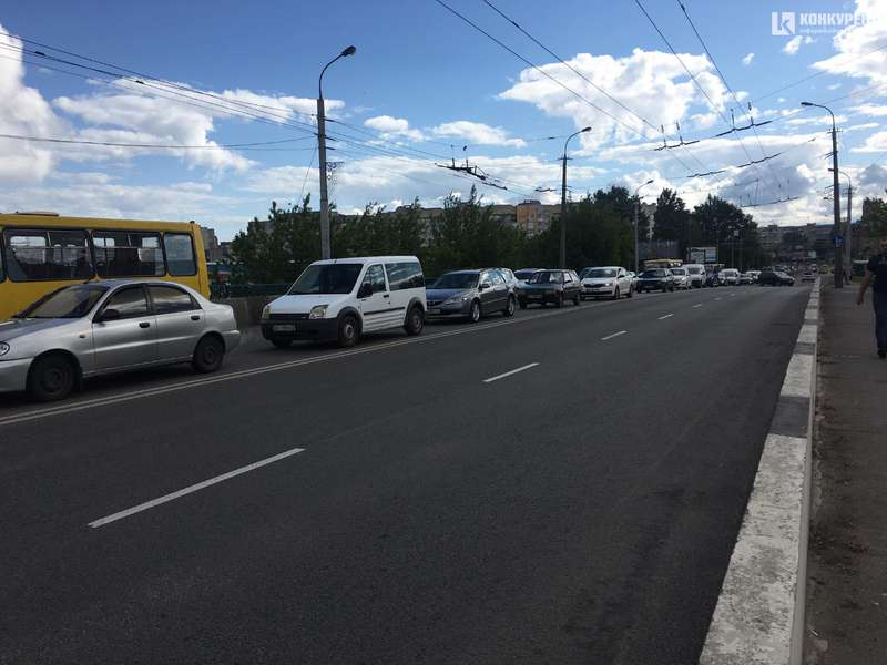 У Луцьку на шляхопроводі зіткнулися 4 автівки (фото, відео)