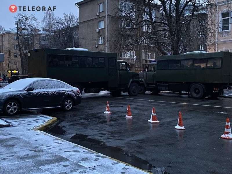 Сотні силовиків, військова техніка та автозаки: як у Києві готуються до «перевороту» (фото)