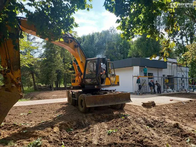 Завезли унітази: в центральному парку Луцька завершують будівництво вбиральні (фото, відео)
