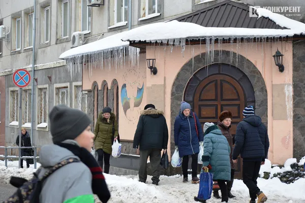 Дивіться вгору: у Луцьку бурулькова загроза (ФОТО)