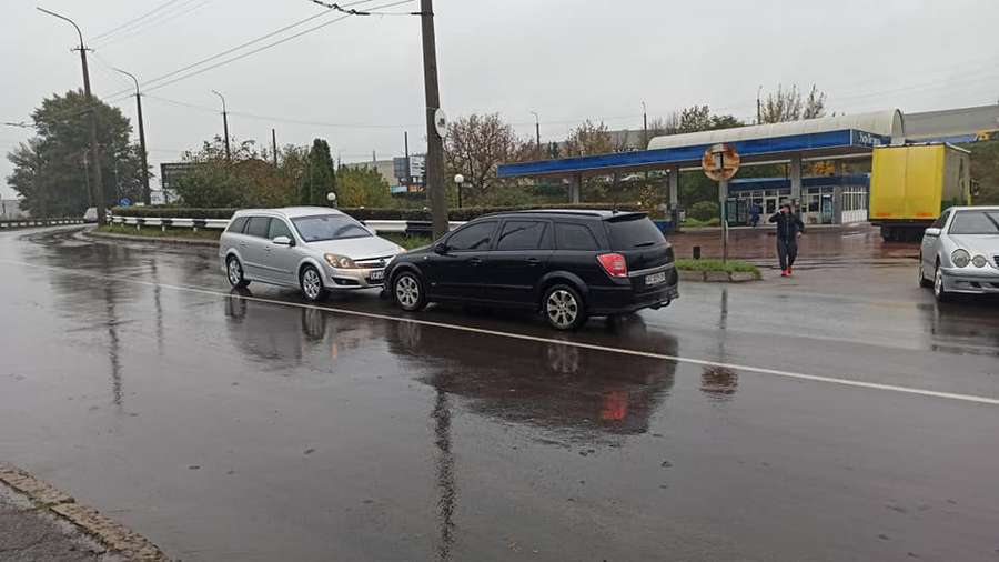 У Луцьку водій порушив ПДР, бо закінчився бензин (фото)