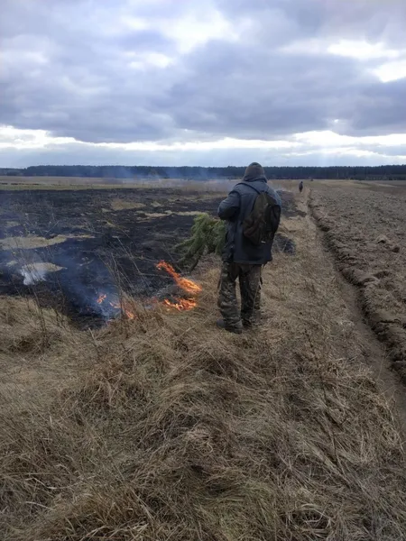 На Волині піймали чоловіка, який палив суху траву