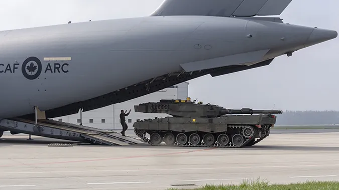 Обіцяні Канадою танки Leopard 2 для України прибули до Польщі