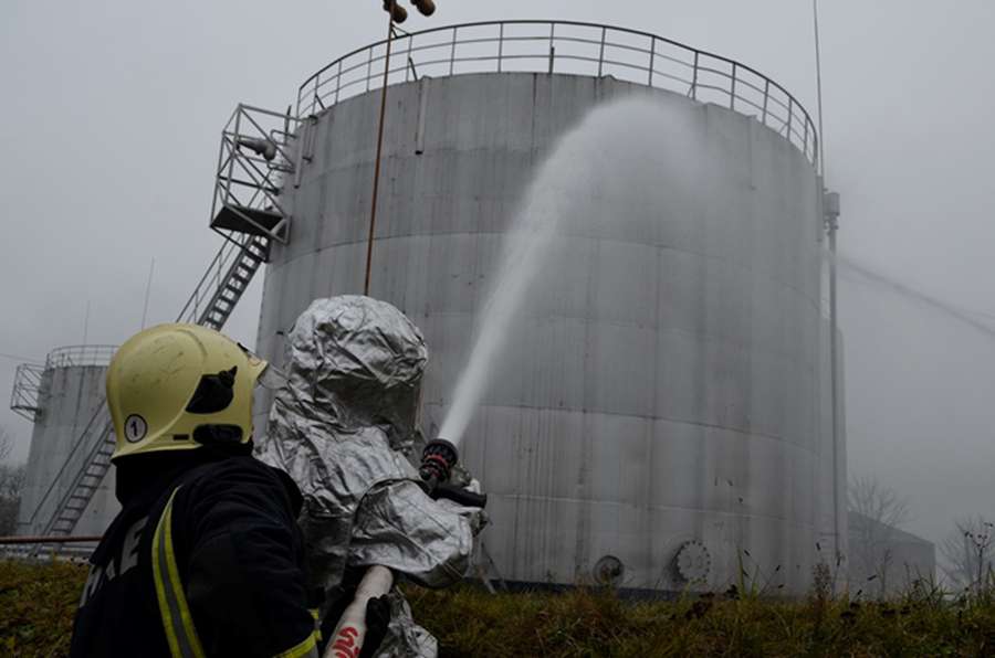 Рятувальники залили водою і піною нафтобазу у Луцьку (фото)