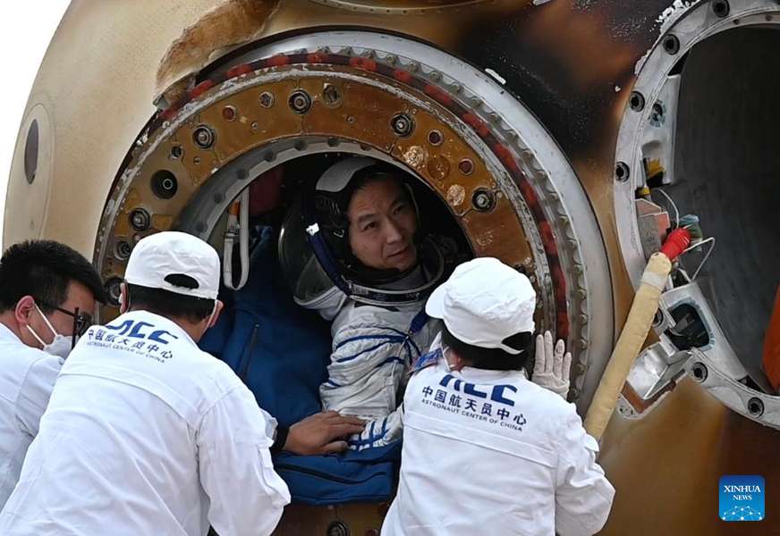 Екіпаж китайського космічного корабля «Шеньчжоу-15» повернувся на Землю