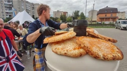 До Луцька приїхали піца-мобілі: смакотою пригощали переселенців (фото, відео)