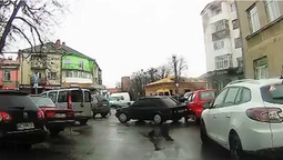 У Володимирі легковик в'їхав задом у припарковану малолітражку (відео)