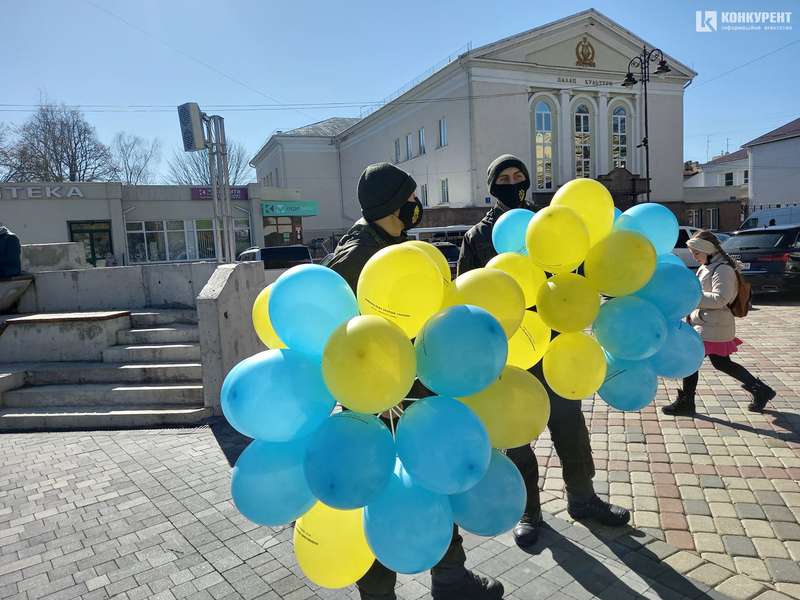 У центрі Луцька нацгвардійці роздають усім синьо-жовті кульки (фото)