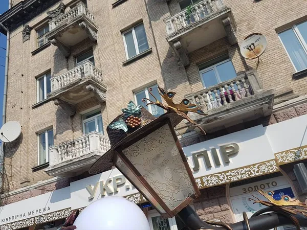 У Луцьку лавку «закоханих ліхтарів» повернули на місце  (фото)