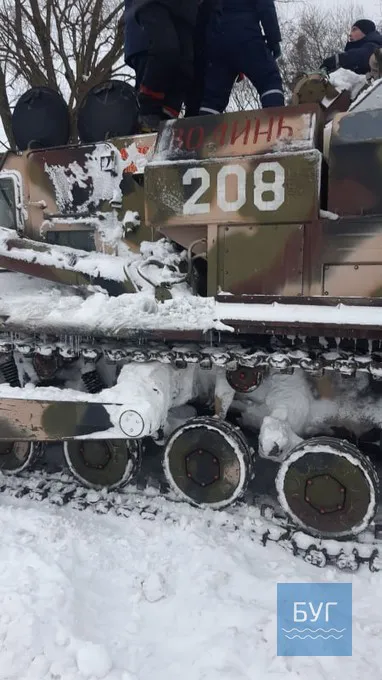 На Волині дорогу від снігу розчищає військова техніка (фото)