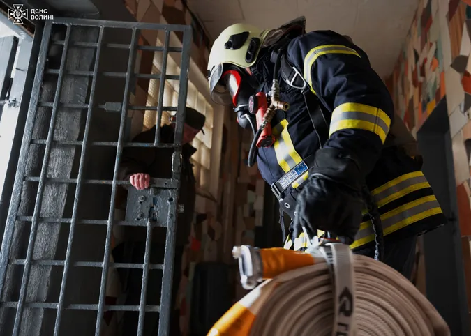 Спецтехніка та рятувальники у Луцькому СІЗО: що там сталося (фото)
