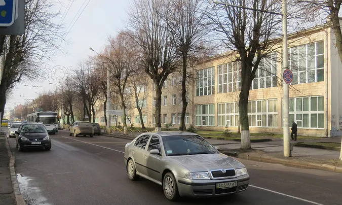 Депутати пропонують розширити проспект Волі і зробити більше паркомісць