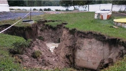 У Луцьку через зливи утворилося провалля (фото)