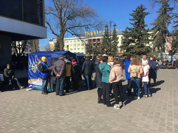 30 автобусів і Пономарьов: Тимошенко привезла до Луцька своїх людей (фото)