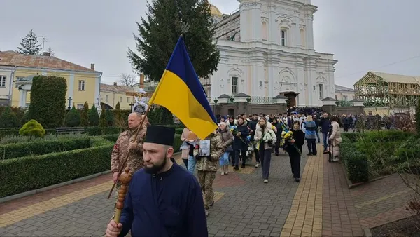 Батьки 1,5 року чекали живим: у Луцьку прощалися з молодим бійцем Олександром Зарембою