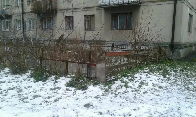 Муніципали демонтували у Луцьку «креативні» паркани з віконних рам(фото)