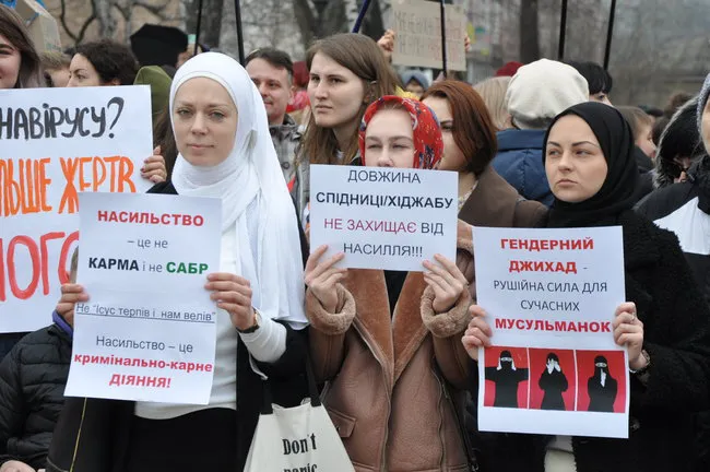 У Києві одночасно пройшли «Марш жінок» та «Марш проти абортів» (фото)