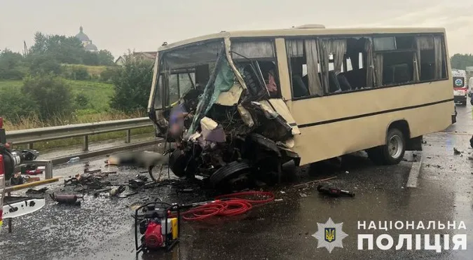 Четверо загиблих: на Львівщині зіткнулися рейсовий автобус і вантажівка (фото)