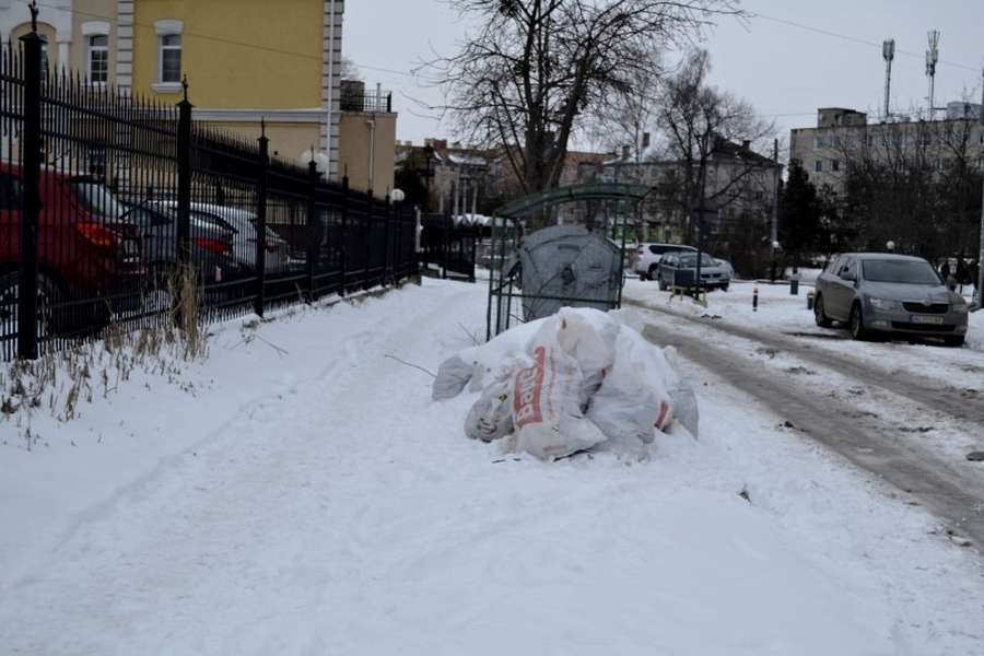 Лучани нарікають, що в «Старому місті» не прибирають сміття і сніг (фото)