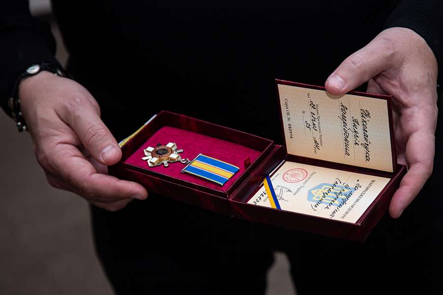У Луцьку синам і дружині загиблого «азовця» передали його посмертний орден «За мужність ІІІ ступеня» (фото)