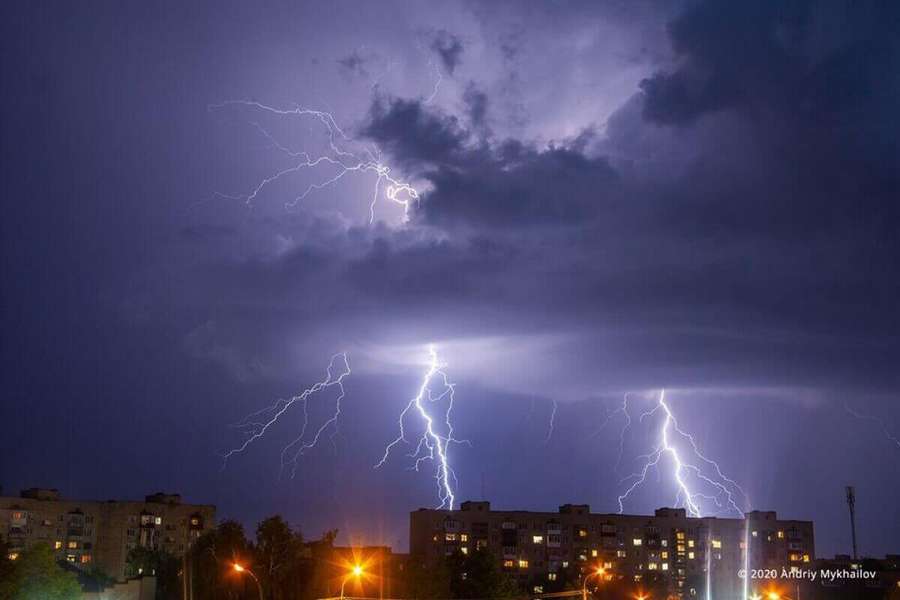 Заворожує: зазнімкували  нічну блискавку у Луцьку (фото)