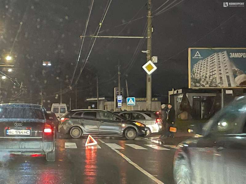У Луцьку на вулиці Конякіна сталась аварія (фото, відео)
