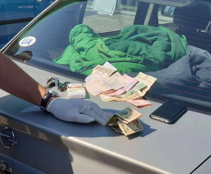 Під вартою і без посади через хабар: волинському митнику оголосили про підозру