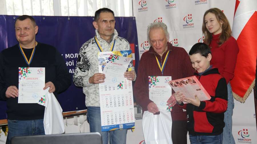Олексій Смирнов другий ліворуч. Під час нагородження у шашковому турнірі у Луцьку><span class=