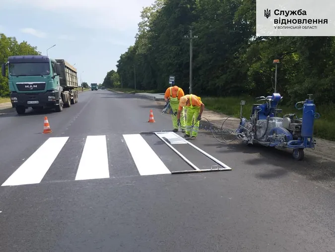 Завершують ремонт на трасі Луцьк – Ківерці: наносять розмітку (фото)