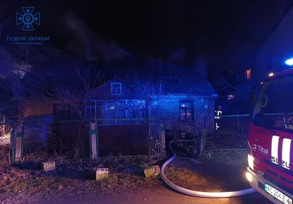 У Луцьку горів будинок: рятувальники виявили тіло жінки (фото, відео)