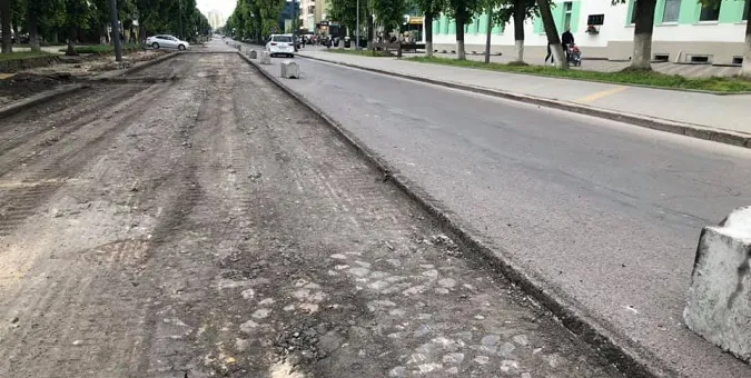 У центрі Луцька під асфальтом – стара бруківка (фото)