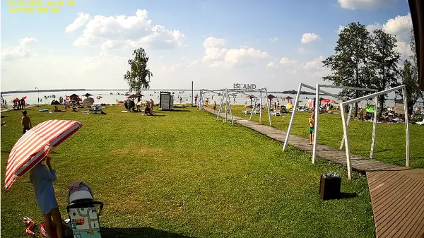 На Світязі з'явилися відпочивальники, але вдесятеро менше, як до війни (фото)