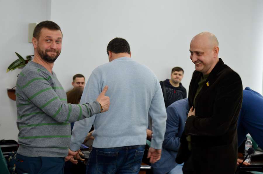 Депутат Олександр Кравченко показує пристойний жест><span class=