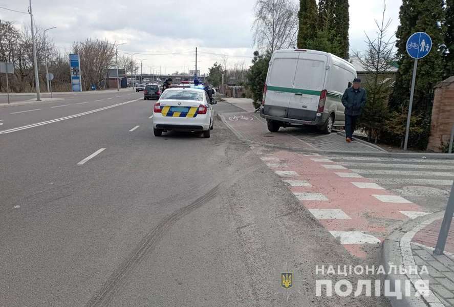 У Луцьку легковик врізався в бус: постраждав водій (фото, відео)
