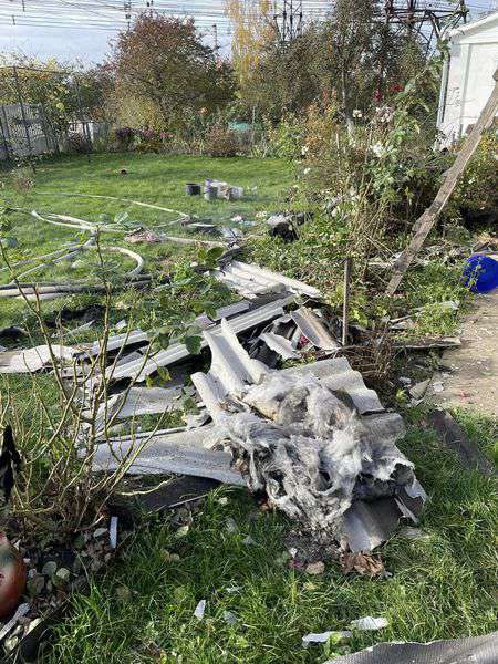 Тільки зробили ремонт: ударна хвиля та уламки ракети пошкодили будинок у Луцьку (фото, відео)