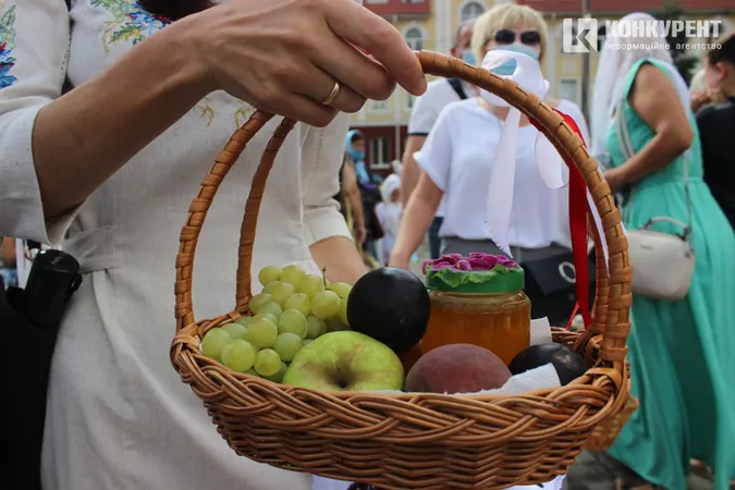 Мініатюрний і витончений кошик лучанки