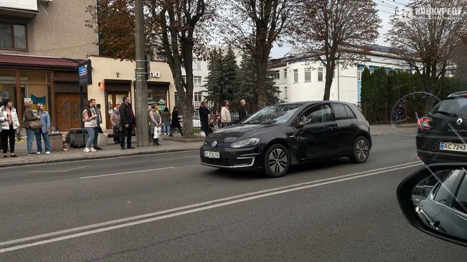 У Луцьку сталась аварія на проспекті Перемоги: рух ускладнено (фото)