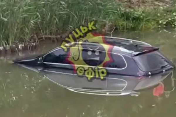 Під Луцьком під час відпочинку втопили авто (фото)