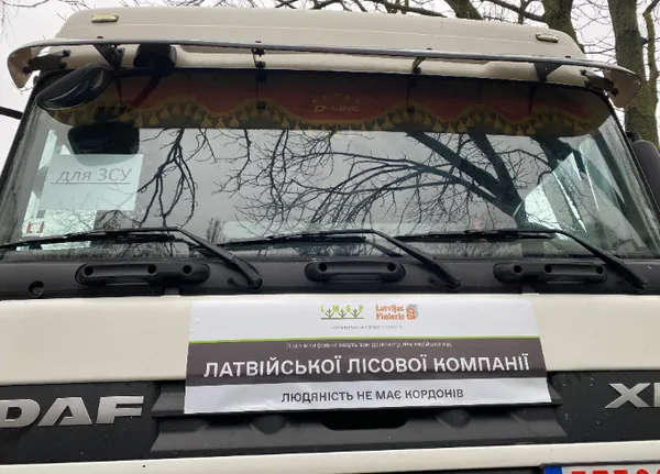 Автівки, обладнання, техніка: волонтери з Латвії і волинські лісівники спільно допомагають ЗСУ (фото)